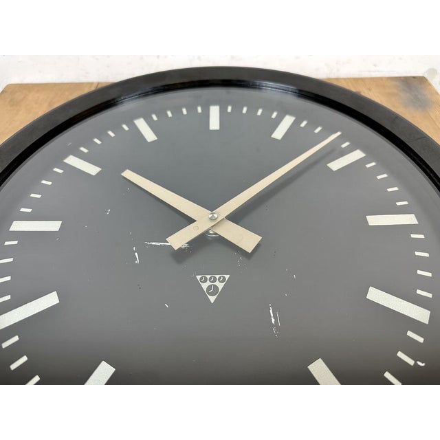 Industrial Bakelite Factory Wall Clock from Pragotron, 1970s For Sale - Image 13 of 18