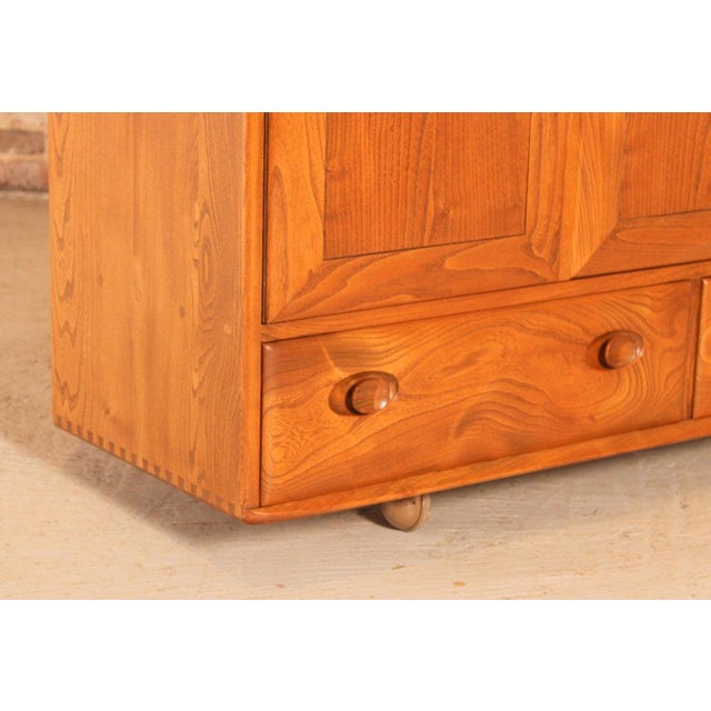 1960s Mid-Century Modern Windsor Elm Sideboard on Casters from Ercol, 1960s For Sale - Image 5 of 12