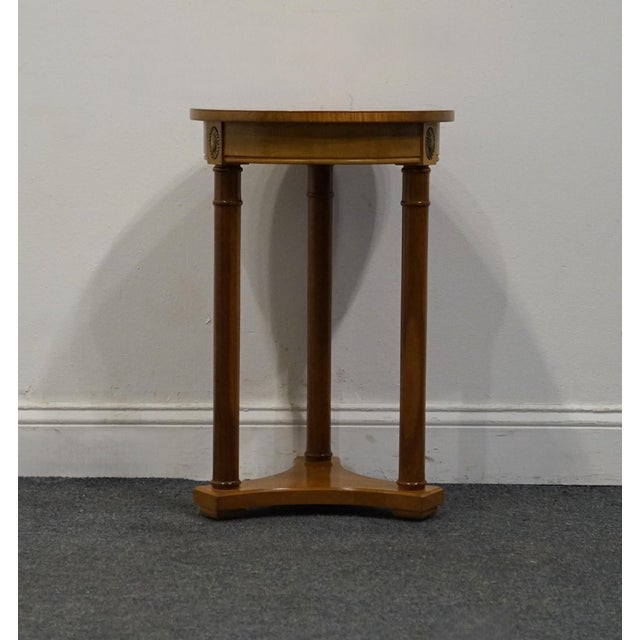 Late 20th Century Stanley Furniture Satinwood Traditional Federal Revival 16" Round Accent Table / Plant Stand 45415-70013 For Sale - Image 5 of 9