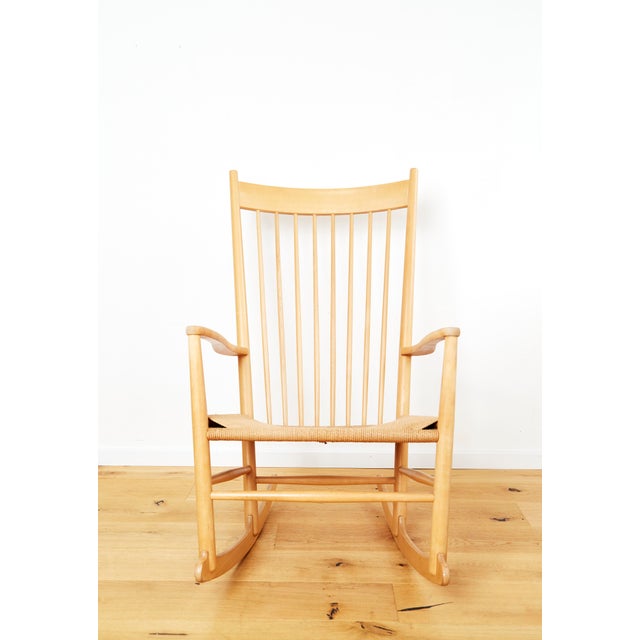 A perfect symbiosis of lightness and solidity. The Danish architect and furniture designer Hans J. Wegner designed this...