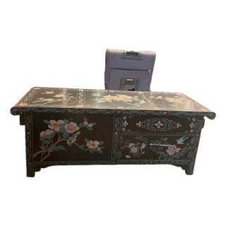 Vintage Korean Black Lacquer Chinoiserie Coffee Table With Mother of Pearl Inlay For Sale
