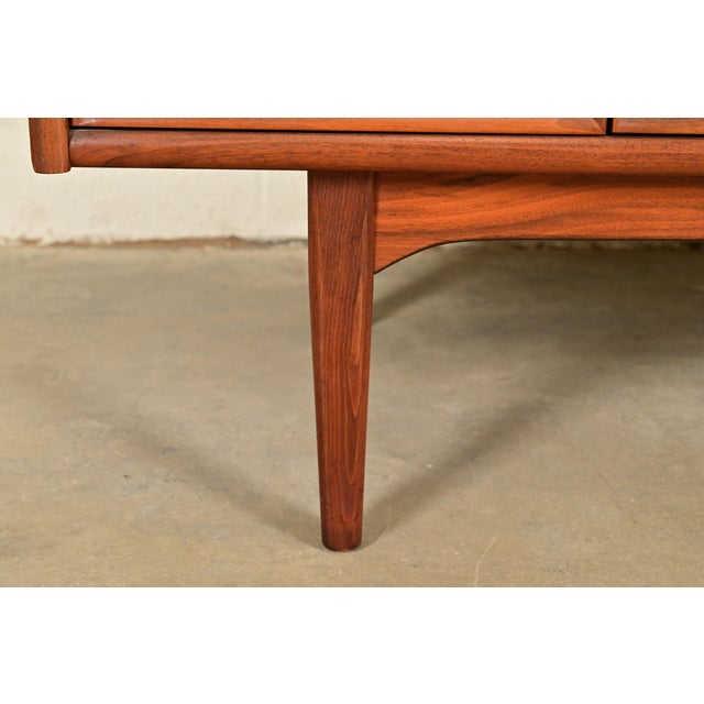 Kipp Stewart for Drexel Declaration Mid-Century Modern Walnut Lighted Breakfront or Bar Cabinet, 1960s For Sale - Image 12 of 18