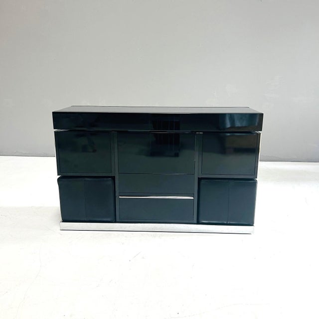 Serving as both a bar and a room divider, this piece of furniture structures the space without closing it off. It consists...