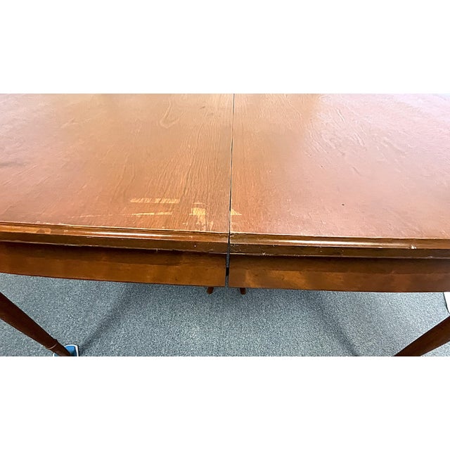 Early 20th Century English Extendable Wood Dining Table With 2 Leaves For Sale - Image 11 of 12