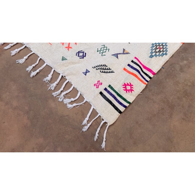 White Mid-Century Modern Moroccan Flatweave Rug - 9.3 X 6.1 Ft For Sale - Image 8 of 9