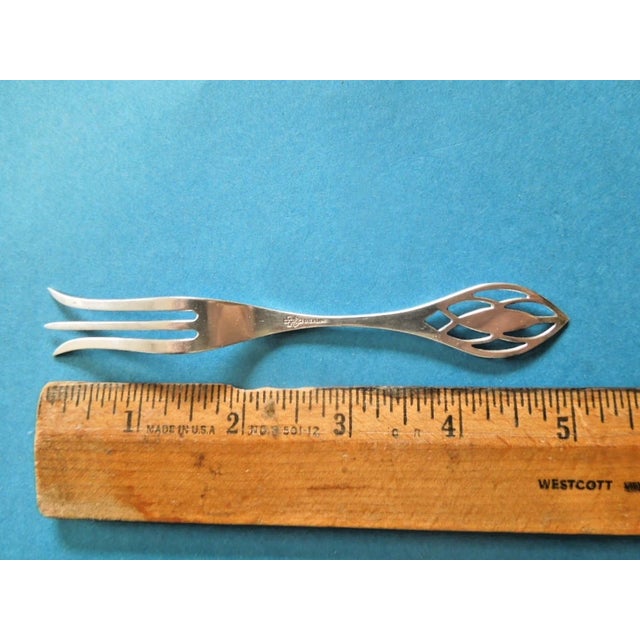 Early 20th Century Baker Manchester Sterling Silver Pierced Pointed Handle Lemon Fork For Sale - Image 4 of 5