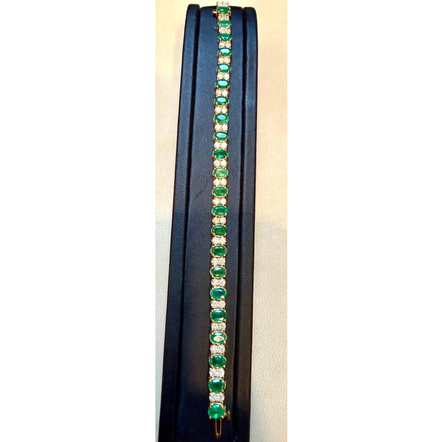 Contemporary 15 Carat Natural Emerald & 2.8 Carat Diamond Tennis Bracelet 14 Kt Yellow Gold For Sale - Image 3 of 18