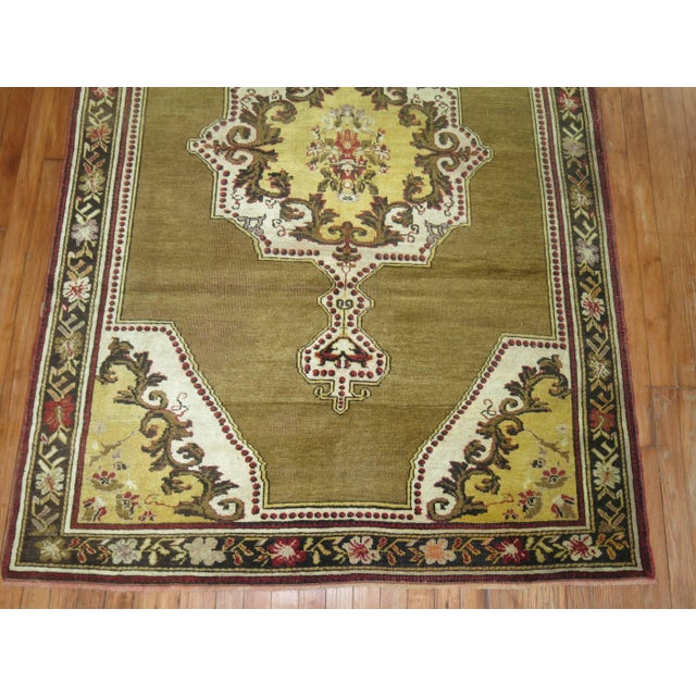 Early 20th Century Early 20th Century Olive Brown Yellow Turkish Medallion Ghiordes Rug - 4'6" x 6'6" For Sale - Image 5 of 6