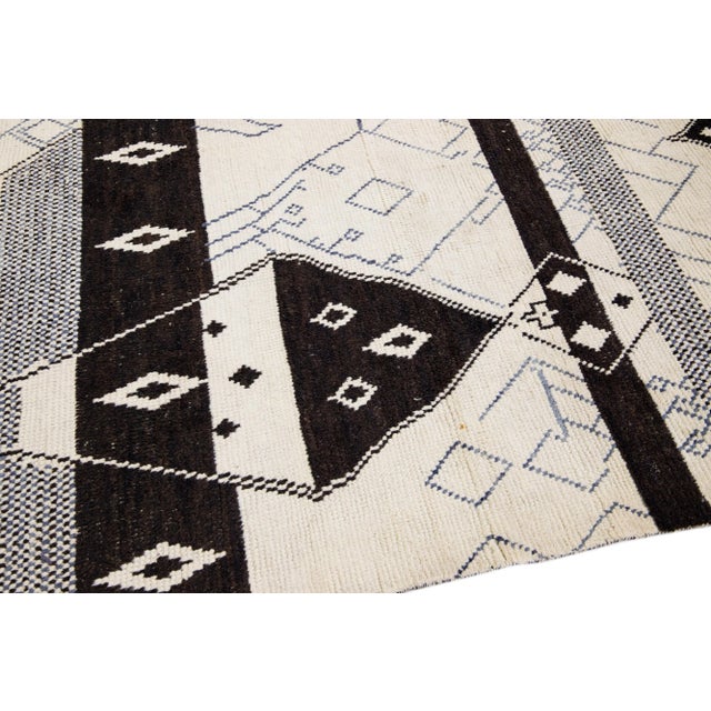 Modern Moroccan Boho Style Handmade Beige & Black Wool Rug For Sale In New York - Image 6 of 11