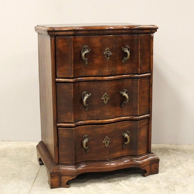 Chest of drawers - small Louis XV chest of drawers with three drawers Solid walnut 18th century - Louis XV Origin: Italy -...