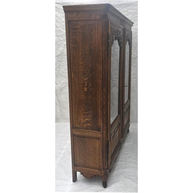 Antique 1900s French Tiger Oak Display Cabinet, Louis XV Style, Carved Glass Door Bookcase For Sale - Image 4 of 17