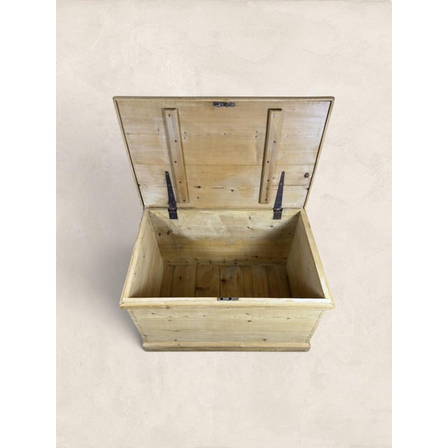 Late 19th Century English Victorian Pine Blanket Chest With Iron Handles For Sale - Image 4 of 7