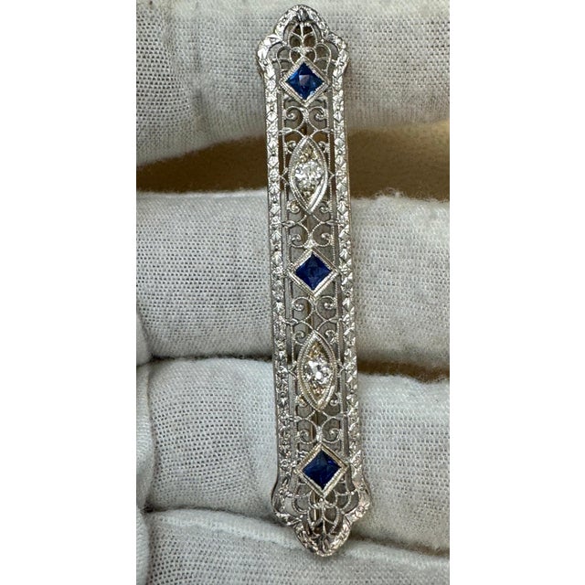 Blue Estate Art Deco Diamond & Sapphire Platinum 4.7 Gm Pin / Broach vs Quality For Sale - Image 8 of 8