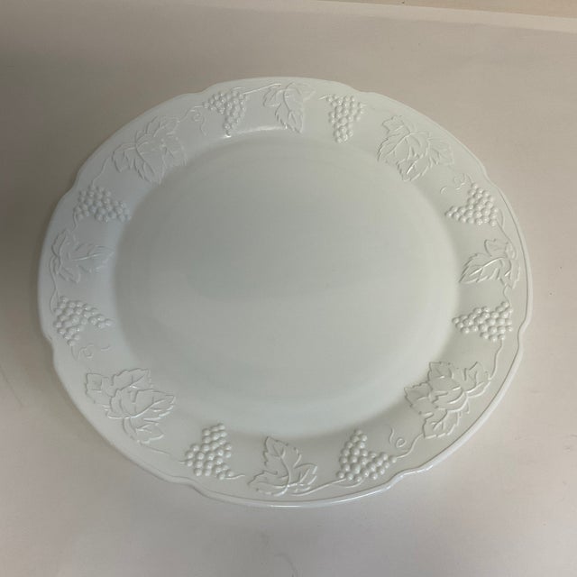 Glass 1970s Vintage Americana Arts & Crafts Indiana Glass Grape Cluster Milk Glass Round Platter For Sale - Image 7 of 8