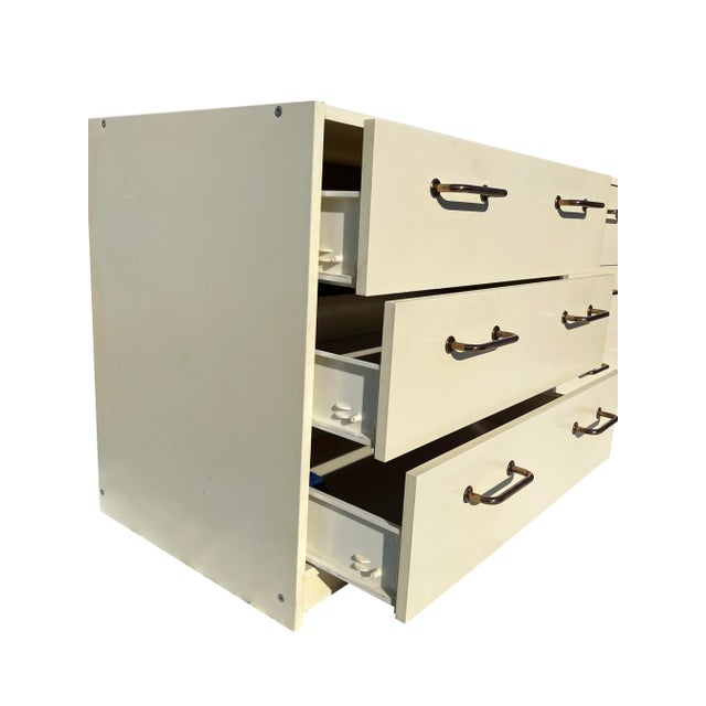 1970s Vintage Modern Style White Pair of Dressers Chest of Drawers With Brass Hardware - Set of 2 For Sale In New York - Image 6 of 8