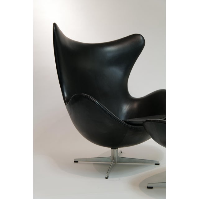 Mid 20th Century Arne Jacobsen Black Leather Egg Chair with Ottoman for Fritz Hansen For Sale - Image 10 of 15