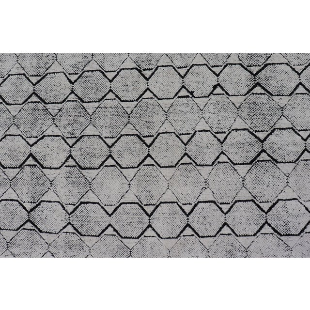 All-Over Geometric Modern Large Rug in Ivory and Black For Sale In Atlanta - Image 6 of 9