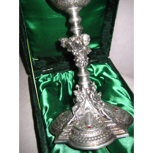This lovely Chalice in the original velvet box is in 95% pewter and stamped EPU so it s European and present a Neo-Gothic...