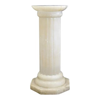 1980s Neoclassical Alabaster Marble Column Pedestal Side Table For Sale
