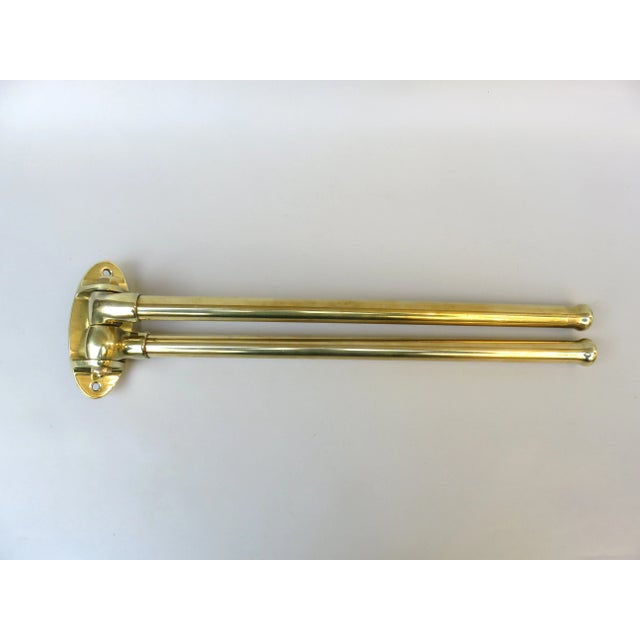 A towel rail in the rare brass finish from the Art Deco period. The towel rail is made in a heavy quality (approx. 1.3...