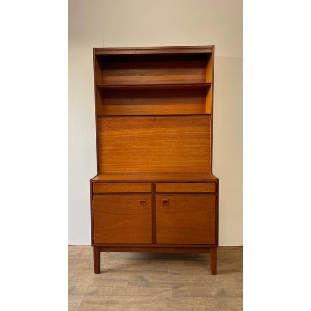 This refined mid-century teak bookcase bureau by Vanson reflects the strong Scandinavian influence that shaped British...