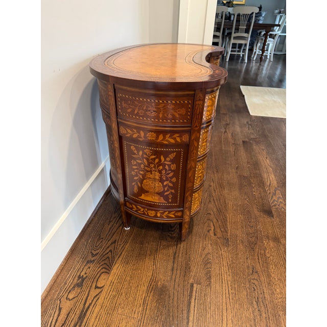 Continental Neoclassical Revival Inlaid Kidney-Form Writing Desk With en Suite Chairs, Early 20th Century For Sale - Image 4 of 10