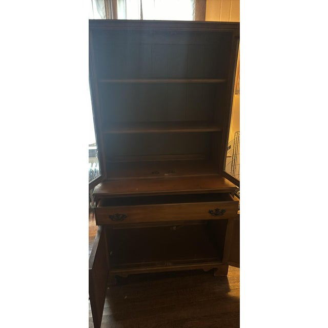 Elegant and timeless hardwood china cabinet by Distinctive Furniture by Stanley. This high-quality piece is in great...