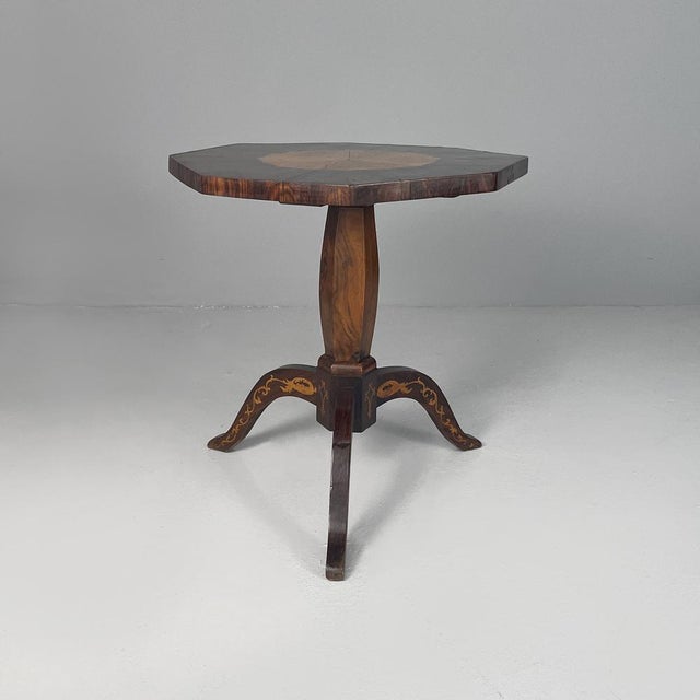 Italian inlaid wooden octagonal coffe table, mid-1800s Coffee table with octagonal wooden top, inlaid with birds and...