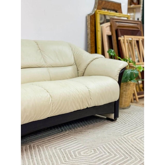 Mid-Century Modern Ekornes Collection Stressless Oslo Loveseat, Cream Color Genuine Leather For Sale - Image 3 of 10