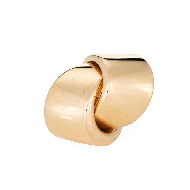 Stylish current collection Vhernier Abbraccio ring crafted in 18k rose gold. Abbraccio is a sculptural ring with a...