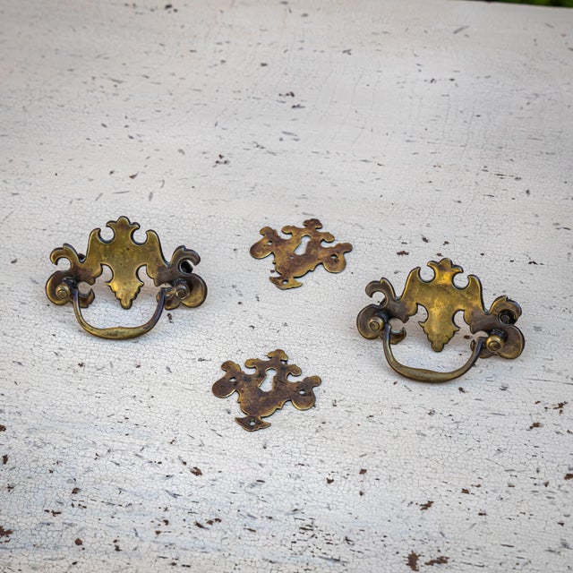 Beige English George III Painted Chest of Drawers, 1700s For Sale - Image 8 of 9