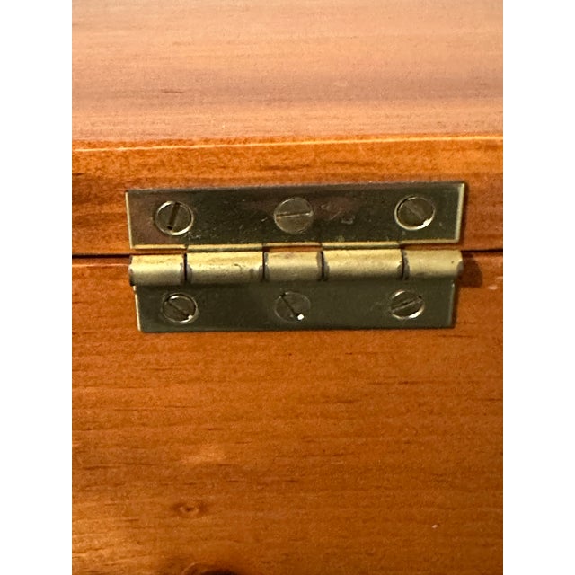 Vintage Mid 20th Century Hand Crafted Lidded Pine Wood Velvet Lined Desktop Box For Sale - Image 4 of 10
