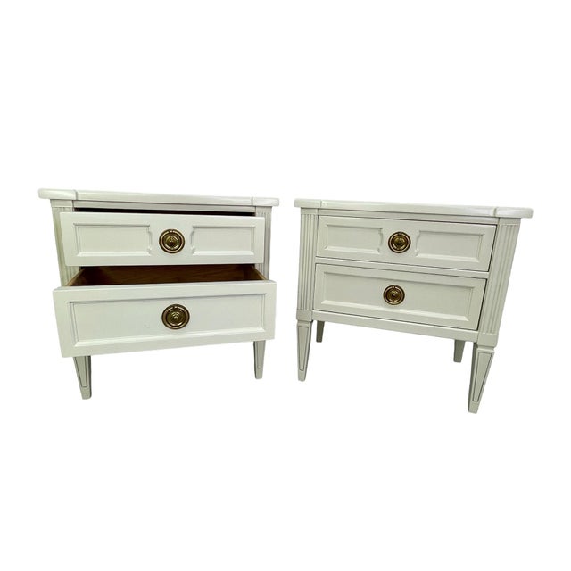 American of Martinsville Pair of American of Martinsville Transitional Nightstands in Off-White Lacquer With Brass Hardware, C. 1970s For Sale - Image 4 of 12