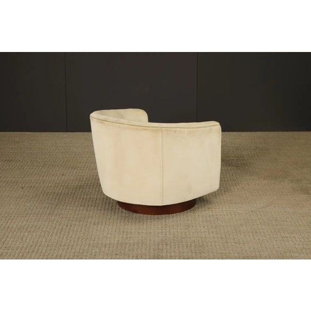 Barrel-Back Swivel Club Chair W Walnut Base in the Style of Milo Baughman, 1970s For Sale - Image 10 of 17