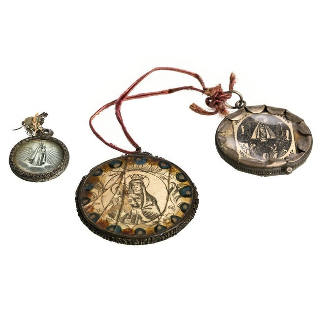 Portuguese, 18th/19th century, in various materials, with metal rims. Dimensions: (largest) 5.5 cm.