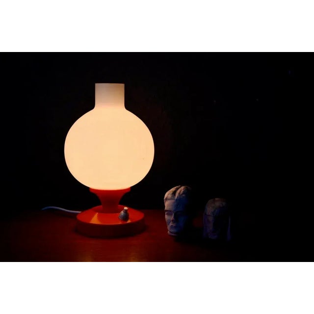 A pretty light, ideal for a colorful and Space Age atmosphere. This table lamp is a production from the 70s. The lamp has...