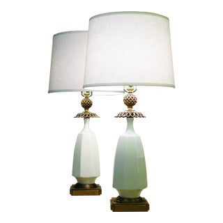 1960s Stiffel Hollywood Regency Modern Neo Classical Pineapple White Porcelain Brass Table Lamps - a Pair For Sale