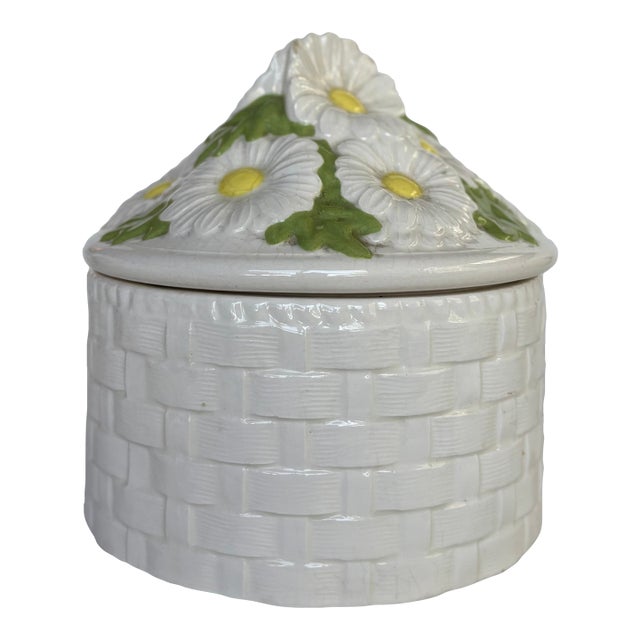 1970s Round Basket Weave White Ceramic Jewelry Box With Dimensional Daisies on Lid For Sale