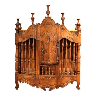 Early 19th Century French Louis XV Carved Walnut Panetière For Sale