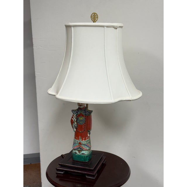 Late 20th Century Vintage Chinese Famille Rose Porcelain Court Figure Table Lamp For Sale - Image 5 of 12