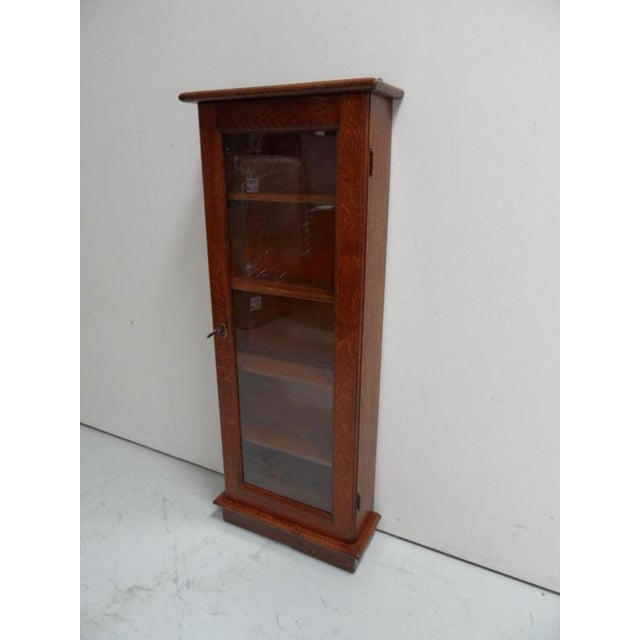Antique Oak Display Cabinet, 1890s, in Very Good conditions. Designed 1890 to 1919