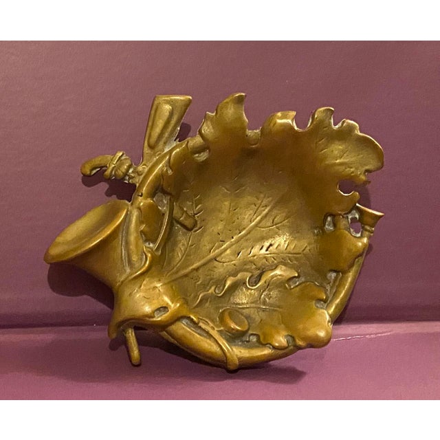 Mid 20th Century Vintage British English Hunt Themed Brass Bowl or Catchall Traditional Huntsman's Horn, Pistol, Rifle, Oak Leaf, Acorn For Sale - Image 5 of 5