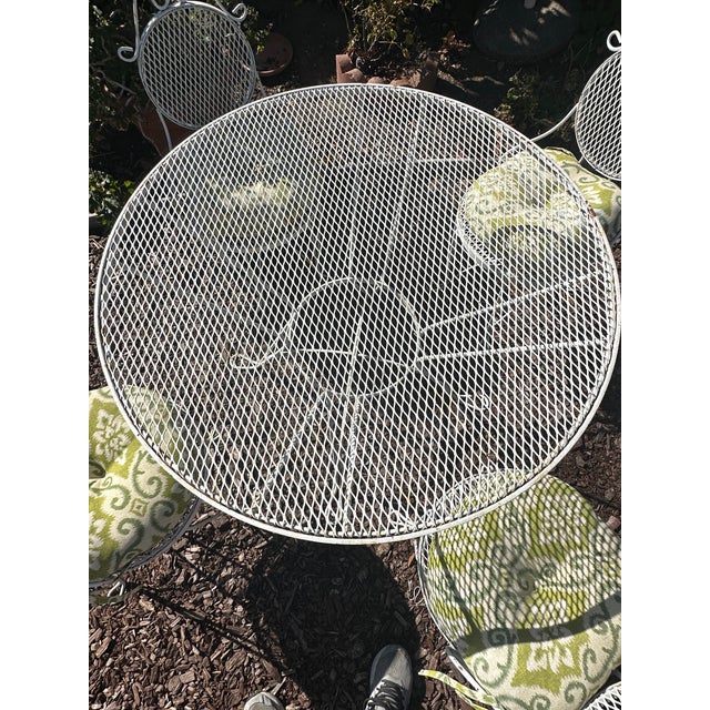 Mid-Century Modern Vintage Woodard Wrought Iron Round Table & 4 Chairs, Attributed For Sale - Image 3 of 5
