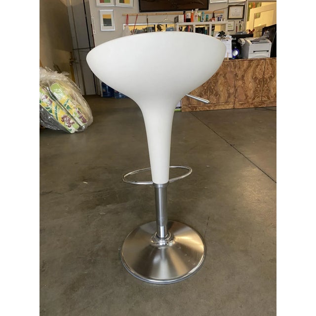 2000 - 2009 Philippe Starck Style White Modernist Stool and Table Set For Sale - Image 5 of 10