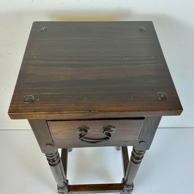 1970s 1970s Vintage Arts & Crafts Farmhouse Federal Pine Drinks Table After Ethan Allen Old Tavern. For Sale - Image 5 of 15