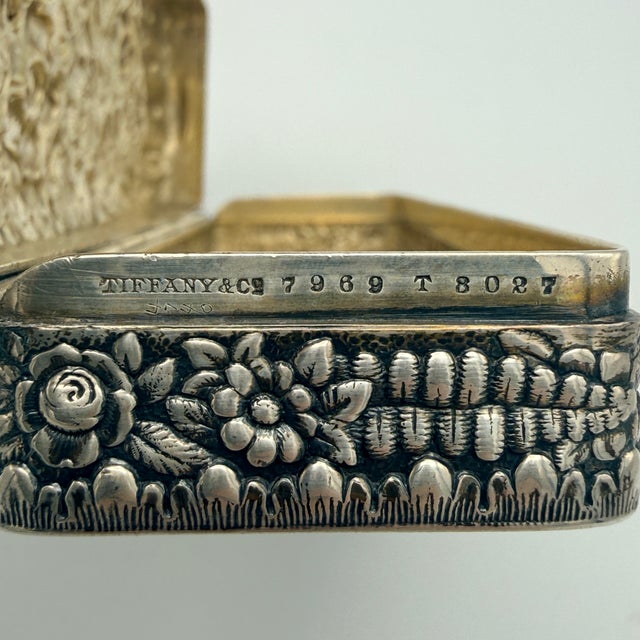 Silver Antique Repoussé Frisiertisch Set in Sterling Silber from Tiffany & Co., 1890s, Set of 7 For Sale - Image 8 of 18