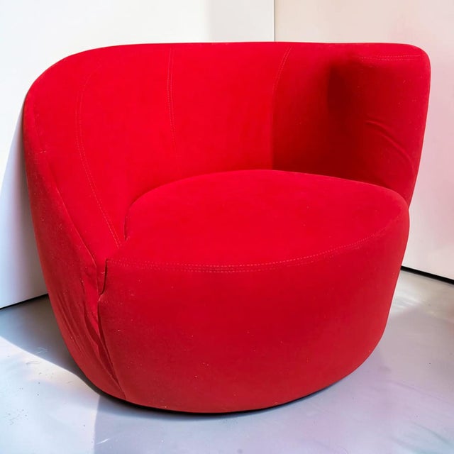 Vladimir Kagan style nautilus swivel chair. This swivel is in the highly sought after style or Kagan for Directional, in...