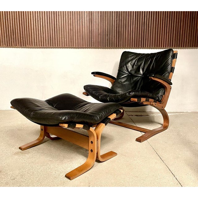 This high quality Scandinavian lounge chair and ottoman set was manufactured during the 1960s. The set features cantilever...