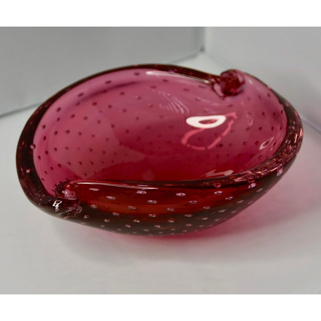 Discover this exquisite Murano bubble glass bowl in the manner of Bullicante, a true testament to Venetian artistry! This...