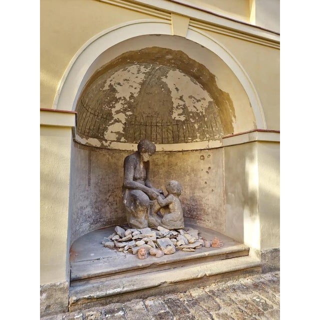 The monumental sandstone sculpture "Mother with Child" comes from a representative villa of the First Republic in the...